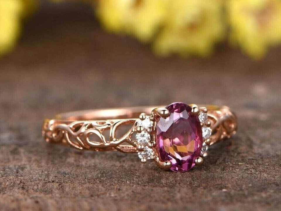 Anillo de compromiso solitario de zafiro rosa moissanita ovalado de 2 quilates enchapado en oro rosa de 14k Foto 4 de 4