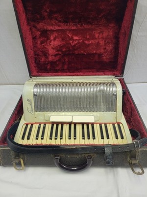 Scandalli Italy Piano Accordion Great Condition 2 Registers 39 Keys 120 Buttons