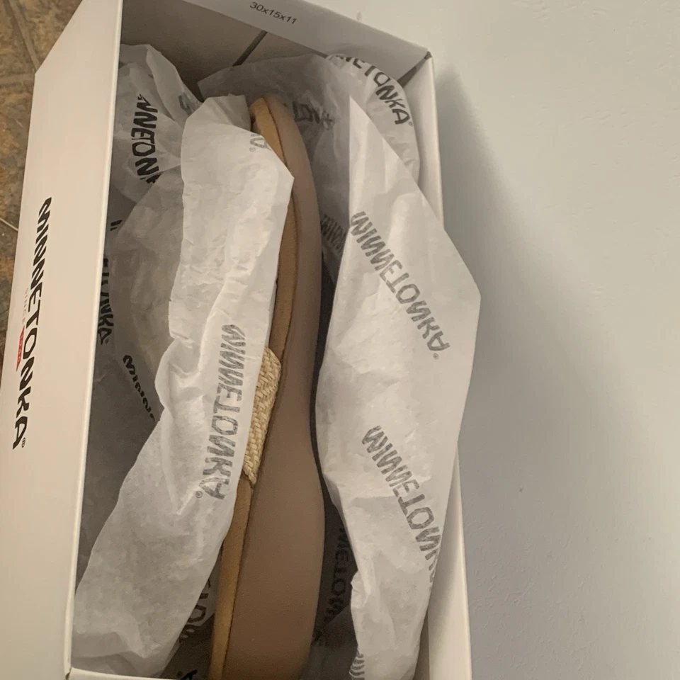 Minnetonka Women's Silverthorne 360 Sandal size 9 New In Box, Tan - Image 4 of 4