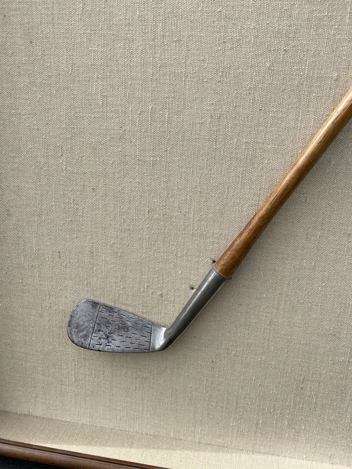 Expositor antiguo vintage enmarcado de club de golf con todos los artículos originales impresión espía Foto 2 de 4