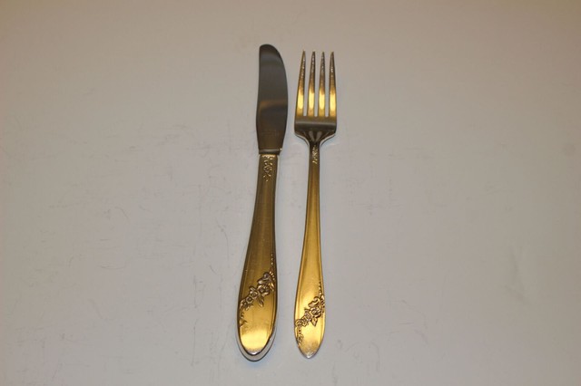 ONEIDA COMMUNITY QUEEN BESS II TUDOR SILVERPLATE YOUTH FORK & KNIFE SET ONEIDA COMMUNITY QUEEN BESS II TUDOR SILVERPLATE YOUTH FORK & KNIFE SET