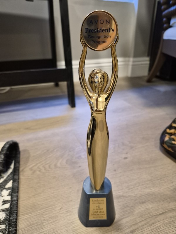 Avon President's Recognition Program Award Figurine 2010 Metallic Gold Black