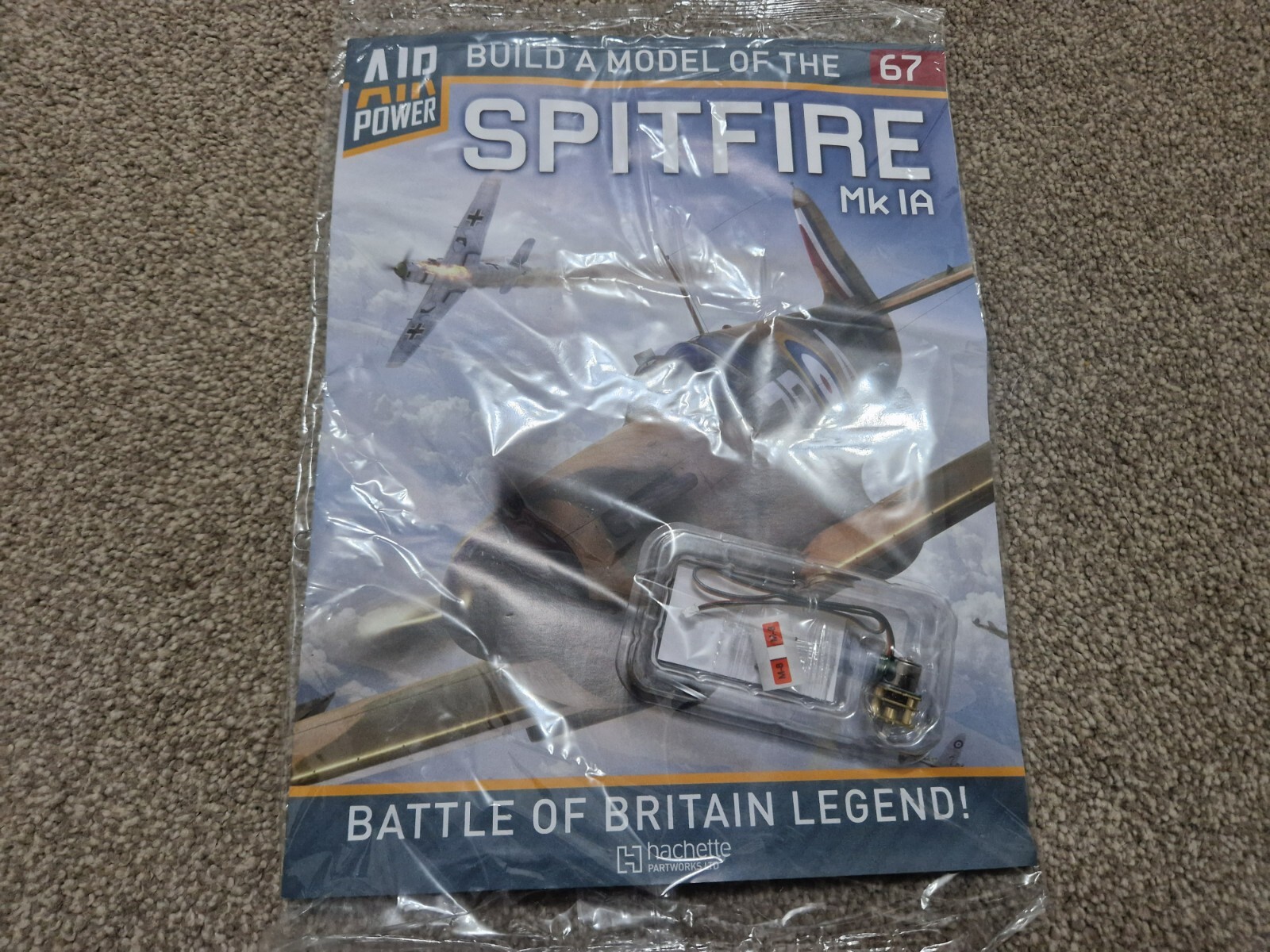 1/18 HACHETTE ISSUE 67 - BUILD A MODEL OF THE SPITFIRE MK 1A PLANE