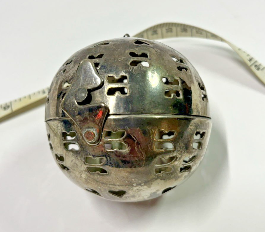Vintage Silver Plated Hinged Pomander Potpourri Fragrance Diffuser  display picture 1