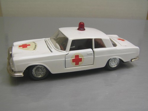 Pilen Mercedes Benz 250 Coupe Ambulance Servicio De Urgencia Spain 1/43 scale NM - Picture 3 of 11