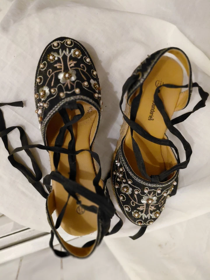 Zapatos de cuña para mujer talla 7 atados negros y dorados Las corbatas son negras Foto 2 de 4