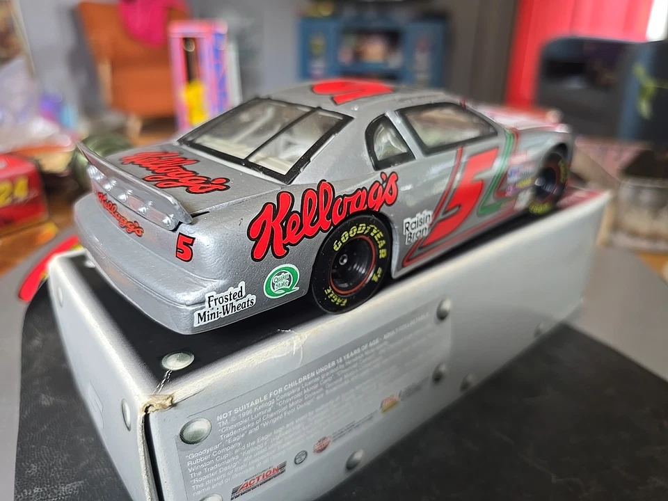 Terry Labonte No5 1996 Kelloggs Ironman Monte Carlo масштаб 1:24 автомобиль RCCA ограниченное издание - Изображение 4 из 4