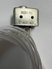  MICROSWITCH 1SE1- 3, SPDT 5 A/250 Vac, Pin Plunger Actuator, Hi-Temp Leadwire 