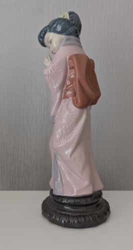 Lladro Figurine "Timid Geisha Girl" #4990 Japanese - Picture 4 of 5