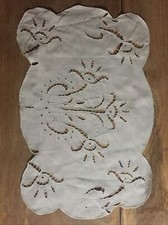 Antico Centrino Fatto Di Ricamo  Ad Intaglio Tutto A Mano Bianco