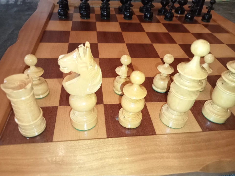 AU NAIN BLEU jeu d'échecs régence yeux en verre avec son échiquier - roi : 9 cm - Photo 4/4