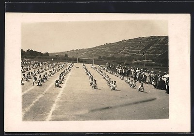 Foto-AK Kitzingen, Sportplatz, Formations-Turner und Publikum 