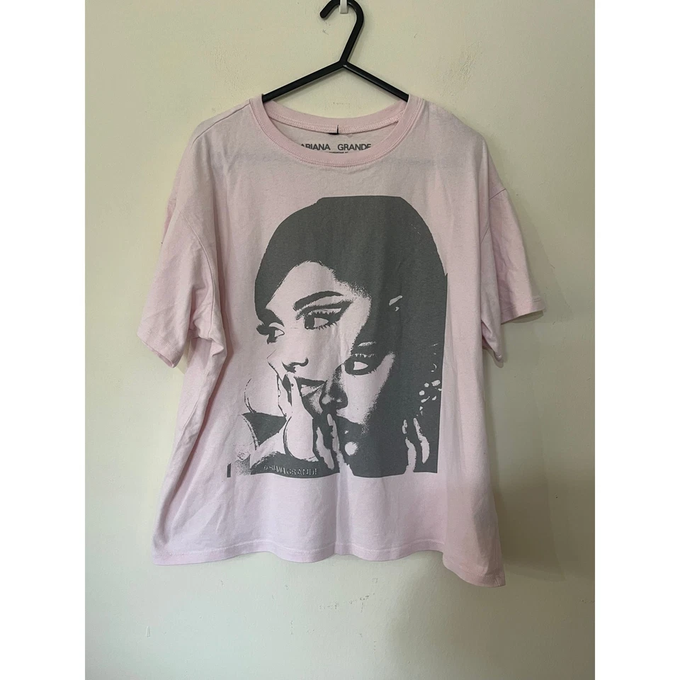 T-shirt Ariana Grande 2023 Tour rosa grafica H&M Collab maglietta oversize taglia M - Immagine 2 di 4