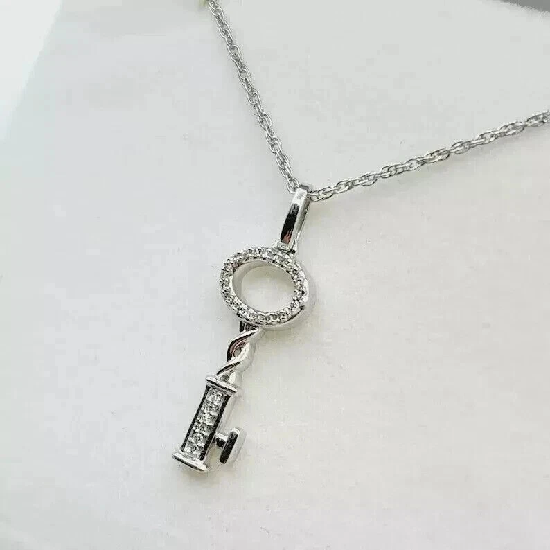 Collar colgante redondo de diamantes simulados en forma de llave de 1,50 quilates enchapado en oro blanco de 14 quilates Foto 3 de 4