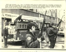 1973 Press Photo Police guarded the fire truck after shootout at Howard Johnson