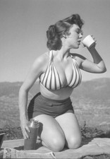 USA WW II Photo -- Beautiful Women From 1940 s