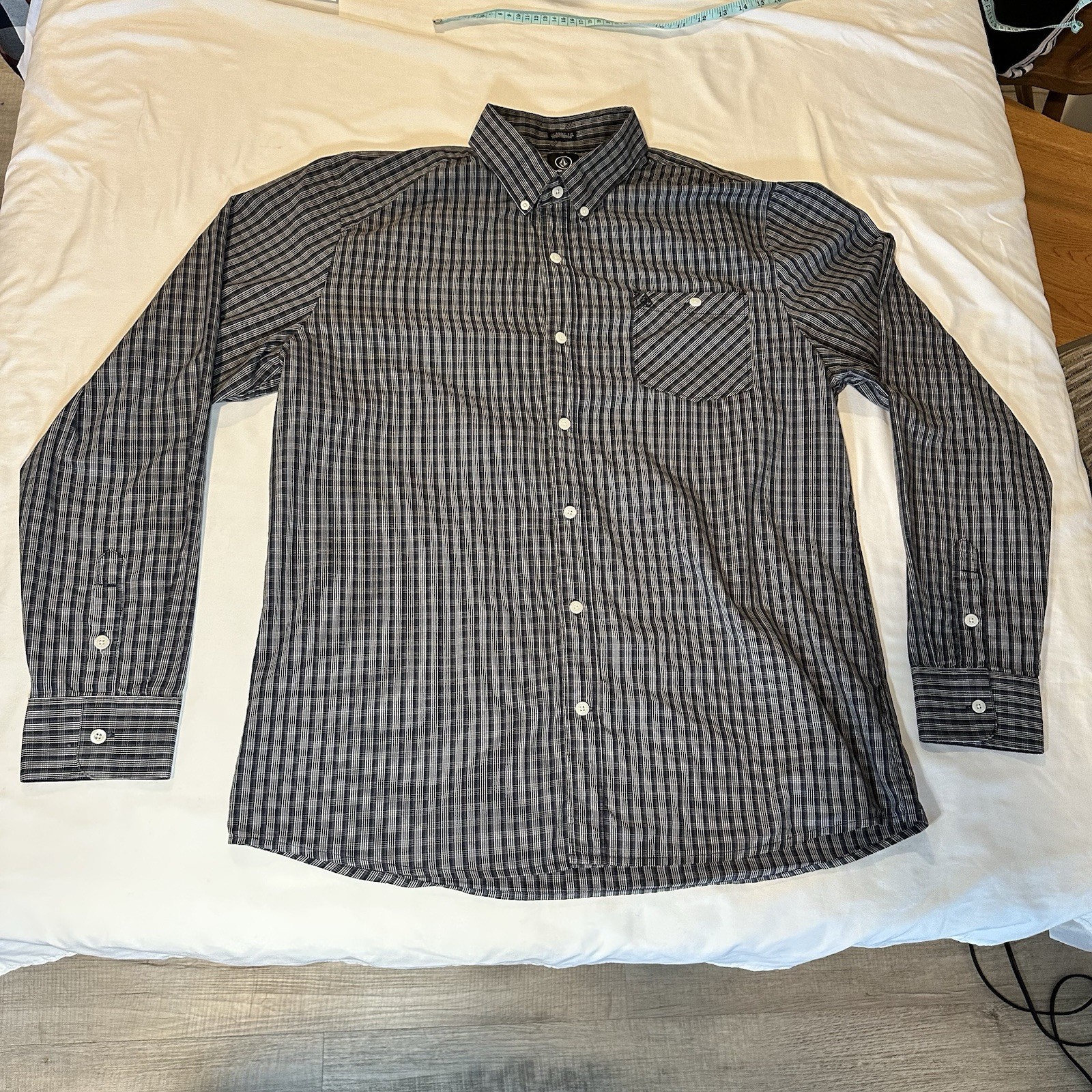 VOLCOM Classic Fit Button Up Shirt Mens Size L Long Sleeve Plaid