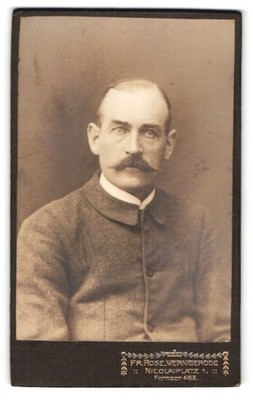 Fotografie Fr. Rose, Wernigerode, Nicolaiplatz 1, Porträt eines Mannes 