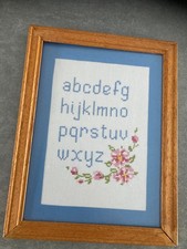 tableau abécédaire brodé point de croix cadre bois vitré 20x26cm