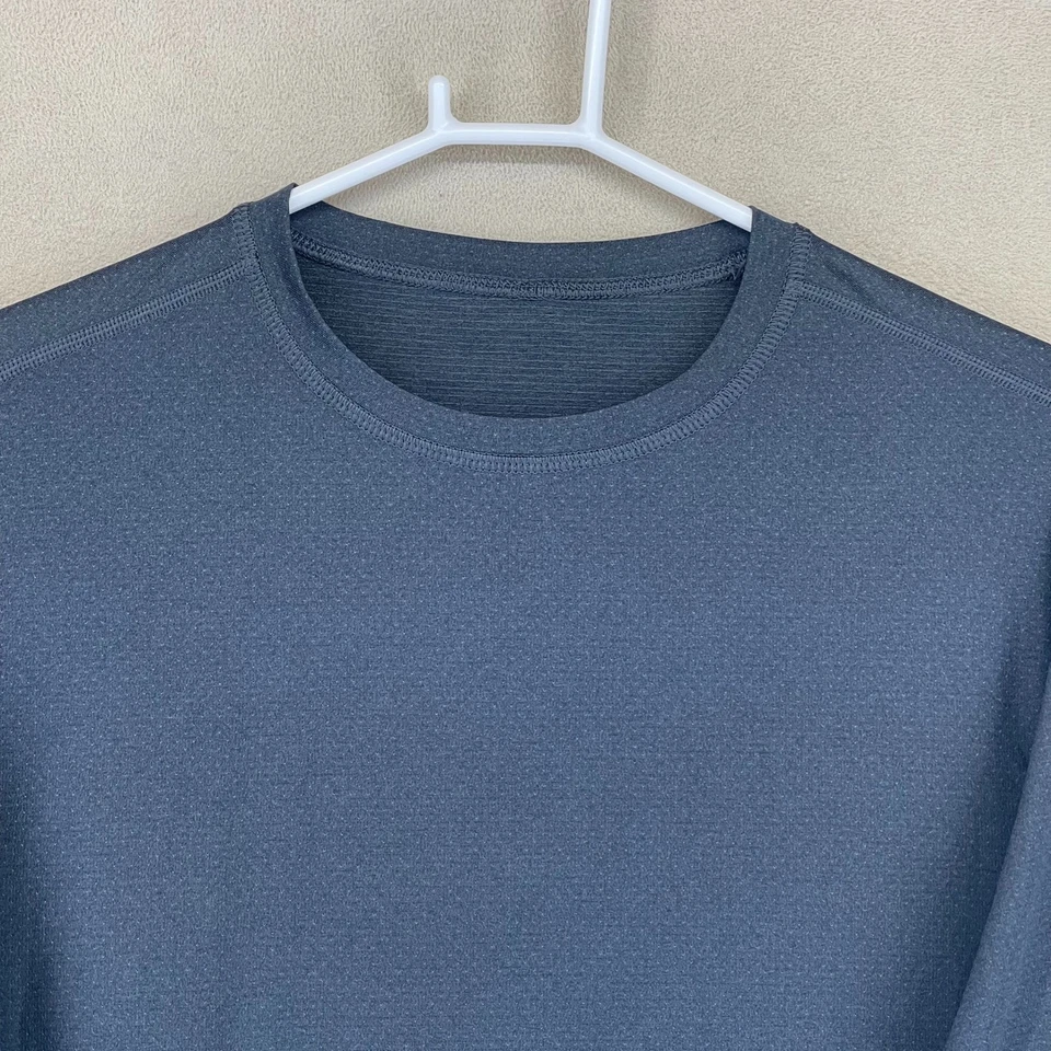 Vuori Men's Long Sleeve Performance Shirt Blue Size Medium Athletic Fit - Image 2 of 4