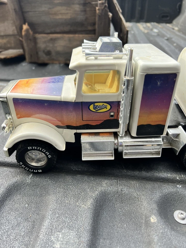 Bandag store NYLINT silver knight 18 wheeler tanker Truck Private Label NIB - Image 2 of 4