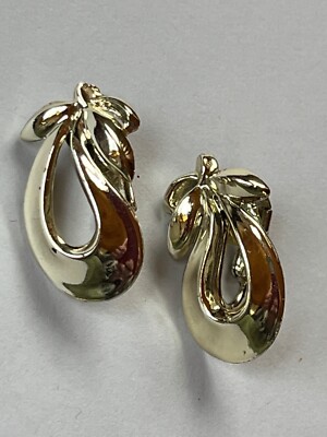 Vintage Light Goldtone Open Loop Clip Earrings - 1 and 1/8th s x 0.5 inches -
