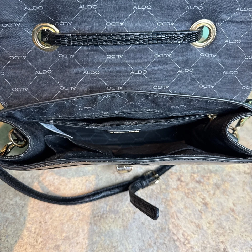 Monedero floral charol negro Aldo, herrajes dorados, tanto muñeca como bandolera  Foto 4 de 4