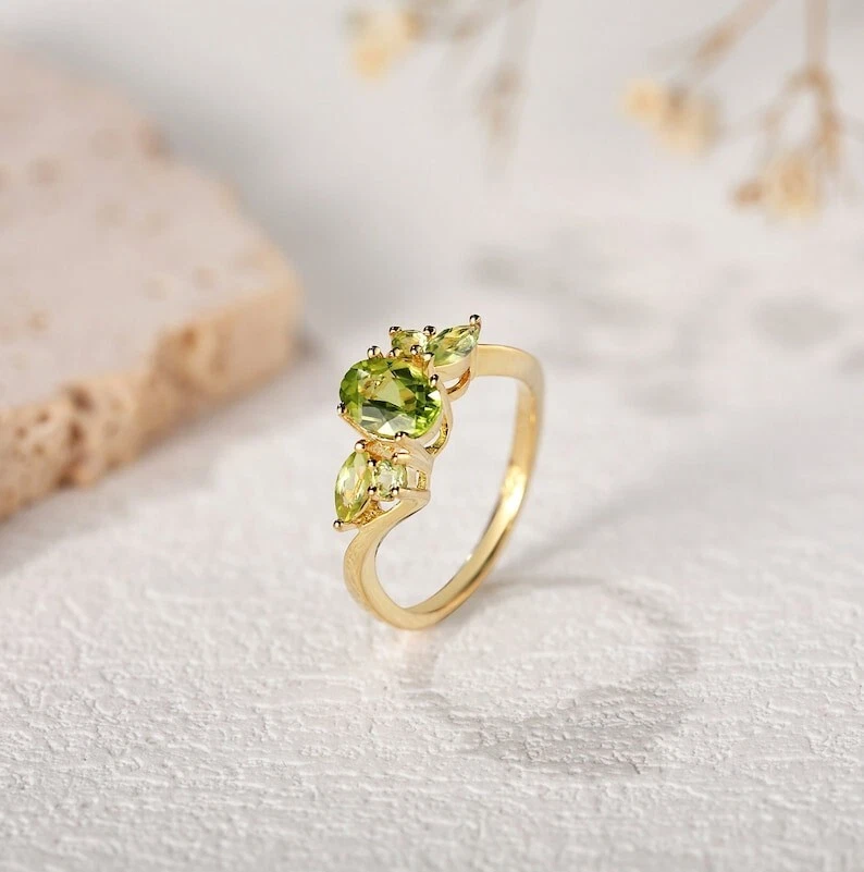 Anillo de compromiso vintage de plata chapado en oro amarillo de 14 quilates con peridoto de corte ovalado natural Foto 4 de 4