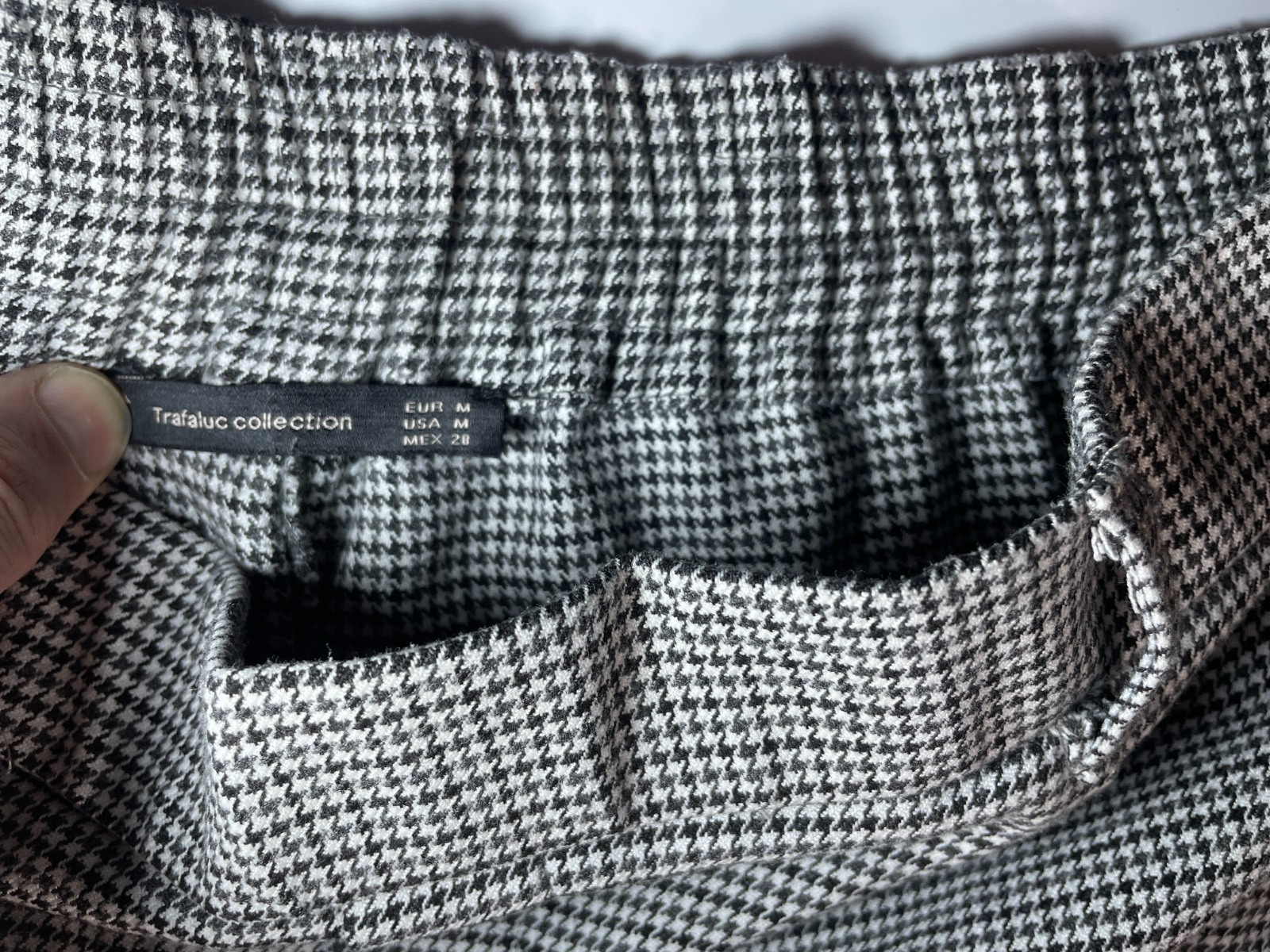 Zara Trafaluc Trousers Womens Size Medium Black White Houndstooth Capri Cropped  thumbnail 6