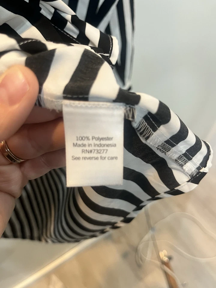 Camisa con botones a rayas blancas y negras Nine West para mujer talla XL Foto 4 de 4