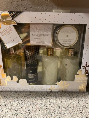 Baylis and Harding Sweet Mandarin & Grapefruit Ultimate Bathing Gift Set   X
