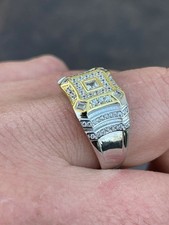 10K Zwei-Ton Gold Über Trim Herren Iced Micropave Baguette Diamant Quadrat Ring