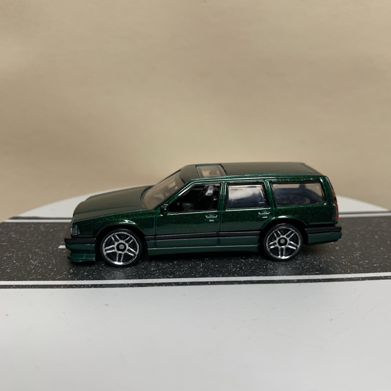 Hot Wheels HW Wagons #140/250 2/5 Volvo 850 Estate Dark Green w/Chrome PR5 1:64