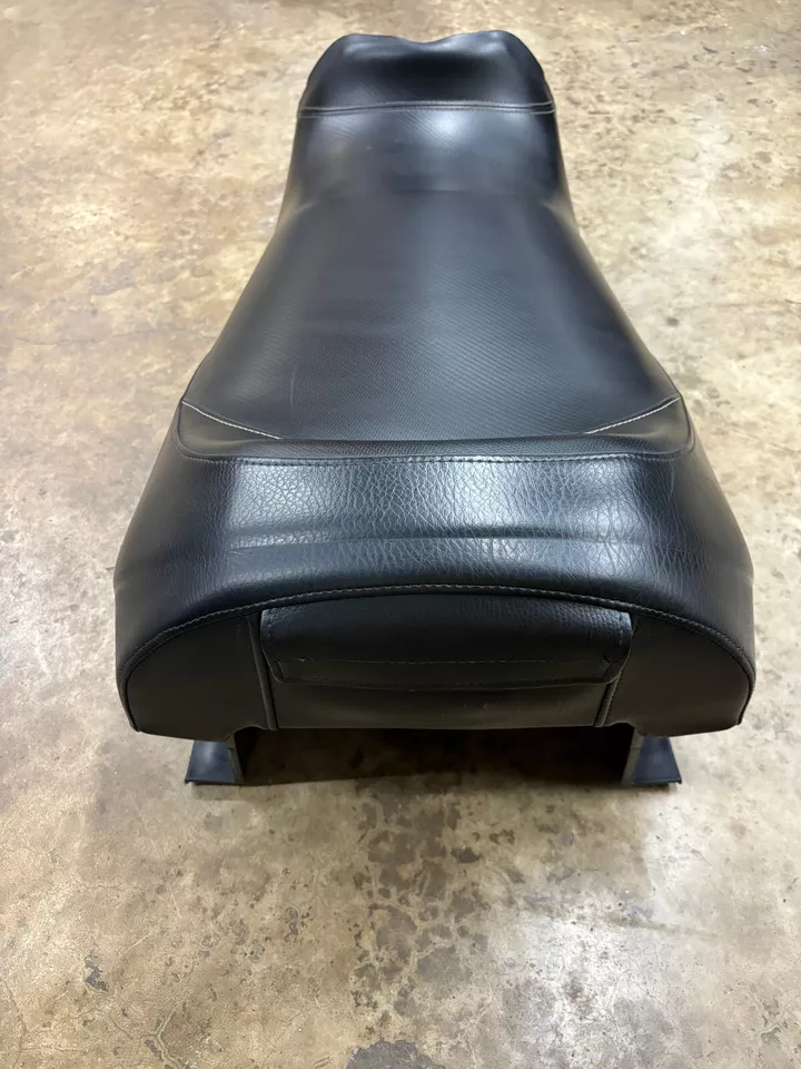 Asiento negro Adrenaline 550F Ski-doo REV MXZ 500ss Sport GSX Mach Z 2003-2007 Foto 3 de 4