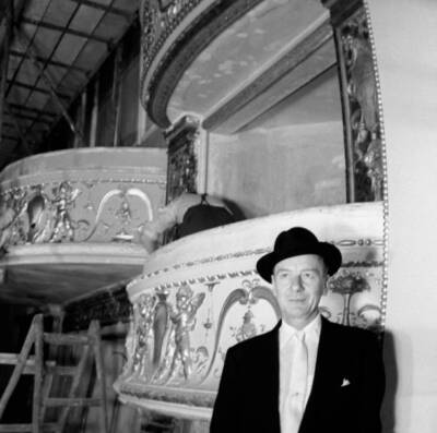 English actor theatre director John Gielgud in the auditorium duri - Old Photo 4