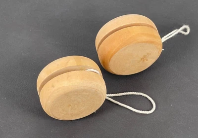 2x Jo-Jo Jojo Holz YoYo Natur 5,3 x 2,8 cm Geschicklichkeitsspiel Spielzeug Holz - Bild 1 von 4
