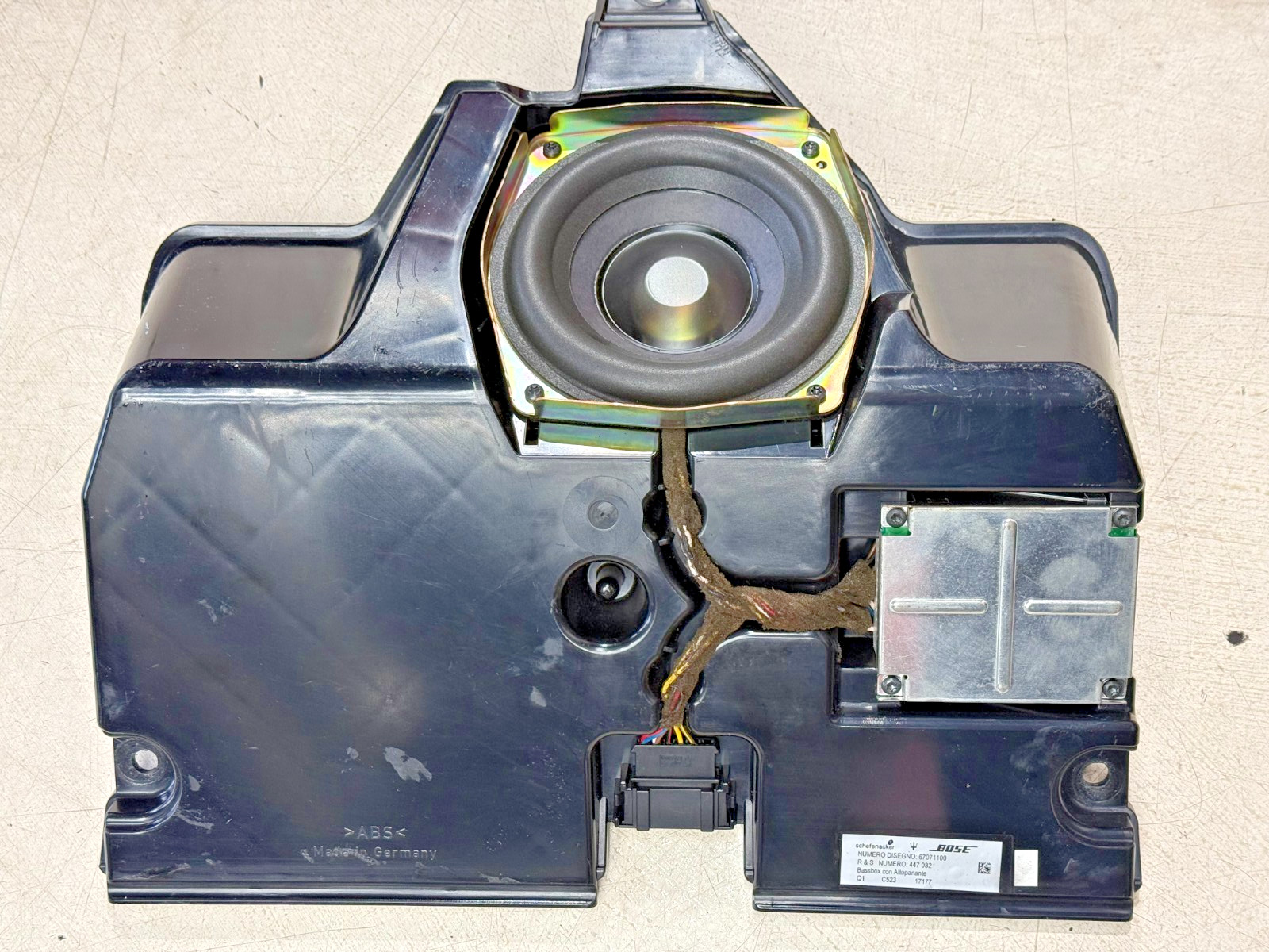 03-11 MASERATI QUATTROPORTE GRANTURISMO BOSE SUBWOOFER BASS BOX 67071100 447082