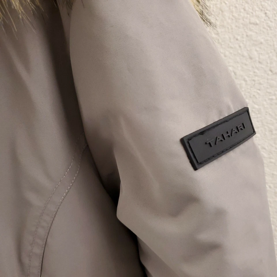 Abrigo parka con capucha extraíble de piel sintética gris cálido Tahari para mujer talla pequeña Foto 4 de 4