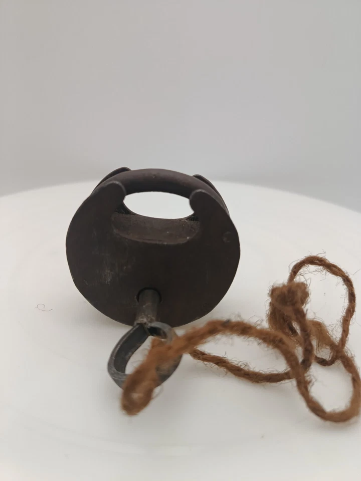 ANTIGUO CANDADO DE HIERRO ORIGINAL ANTIGUO Y RARO CON LLAVE Y FUNCIONANDO BIEN c1900 v/g Foto 3 de 4