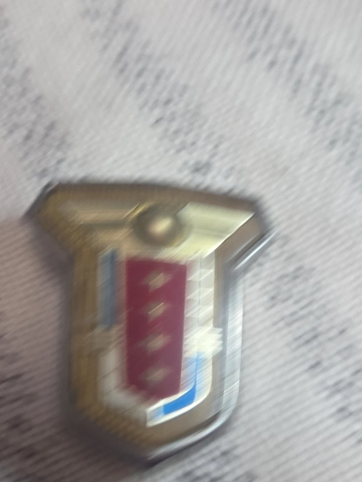 51 1951 Mercury Monterey emblema de plástico con escudo de puerta delantera Foto 3 de 4