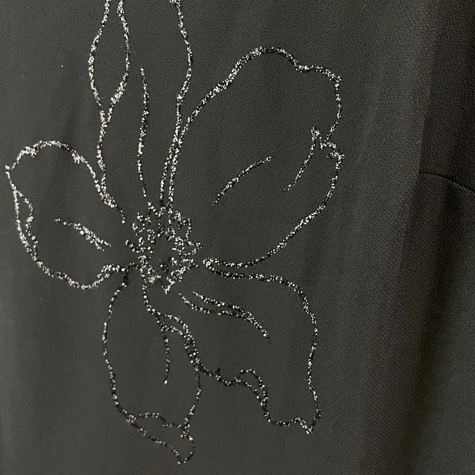 Vestido SL Fashions para mujer 22W negro brillo floral cintura caída mangas aleteadas Foto 4 de 4