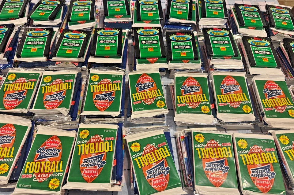 Enorme lote de 100+ tarjetas de fútbol americano antiguas de la NFL en (8) paquetes de cera sellados de fábrica Foto 4 de 4