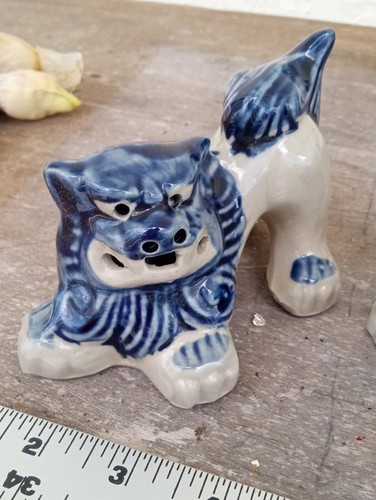 Pair of 2 Vintage Chinese Blue & White Porcelain FOO DOGS Figurines - Picture 2 of 7