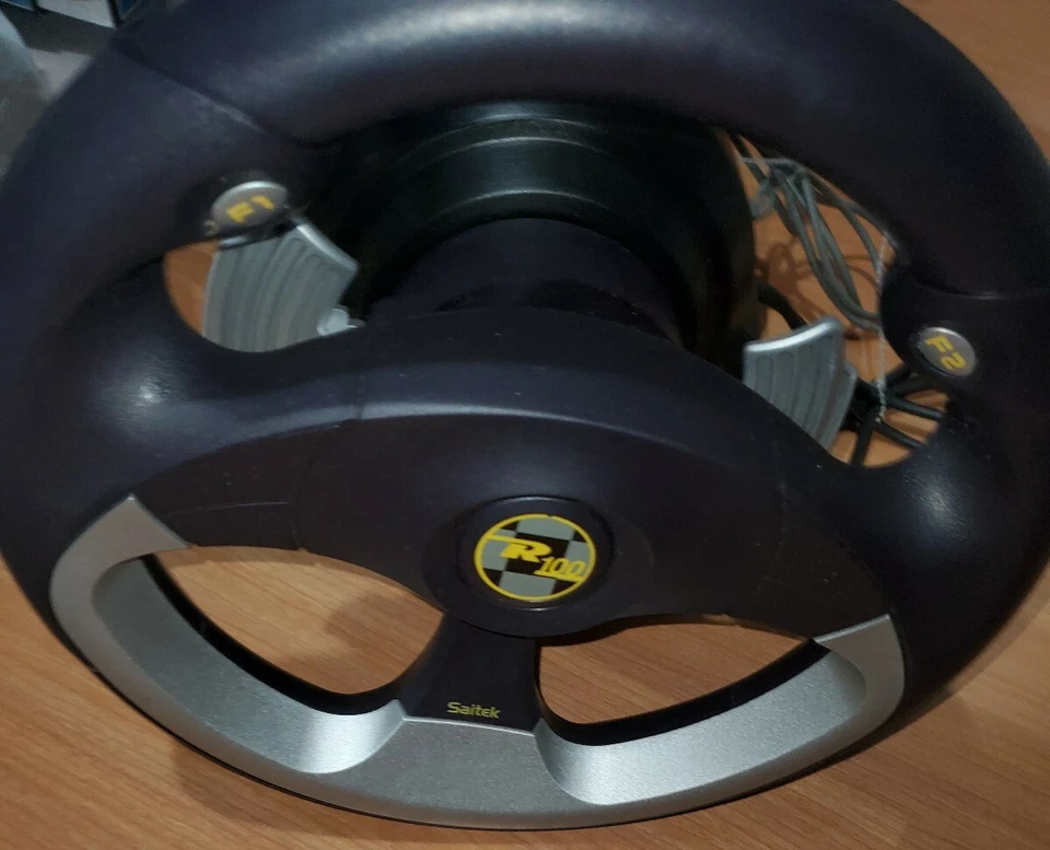 Volante de carreras con cable Saitek R100 para PC - sin pedales plateado y negro Foto 2 de 4
