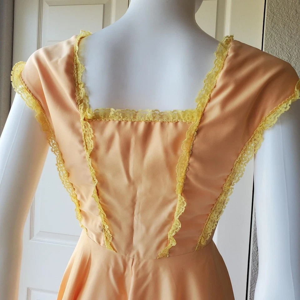 Maxi Vestido Vintage Años 70 Amarillo Encaje Ribete Sin Mangas Línea A Foto 4 de 4