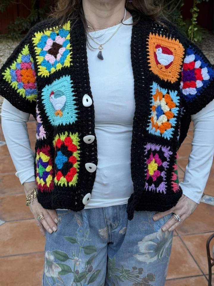 Cárdigan de ganchillo negro chaleco de gran tamaño hecho a mano con cuadrados de abuela Foto 3 de 4