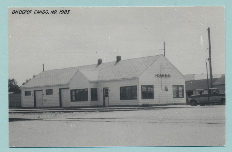 LOVELY 1975 REAL PHOTO POSTCARD BURLINGTON-NORTHERN RAILROAD DEPOT WOW ! LOOK !