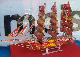 Segelboot Dreimaster aus Coca Cola Dosen Vietnam ca 35x23x9cm
