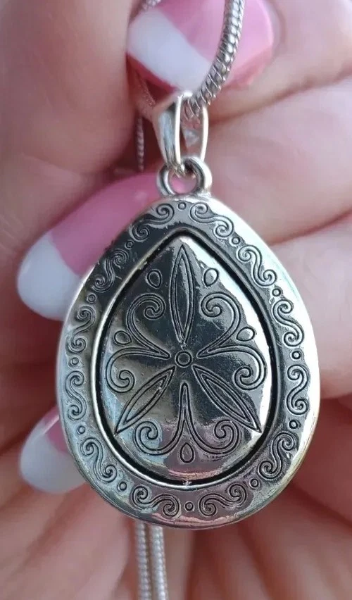 AVON 2-Side Pendant White Cabochon MOTHER PEARL/SilverTone Design; Necklace 19" - Image 3 of 4