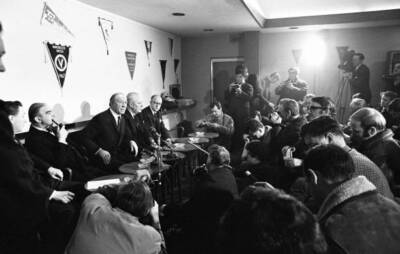 Sir Matt Busby announces his resignation as Manager of Manches 1969 Old Photo 17
